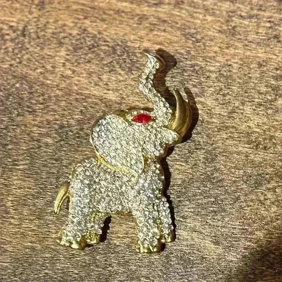 Elephant Brooch with Beautiful Gemstones in a Gold Tone - Picture 2 of 9